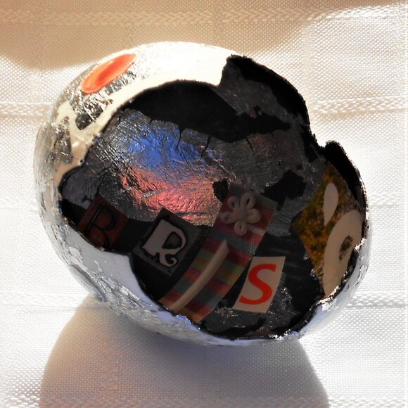 Handmade collages on a set of varnished eggshells - Picture 10 of 16